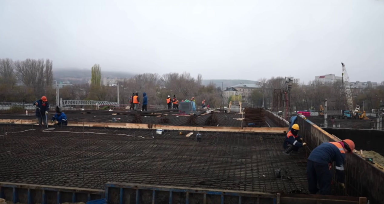 В строительстве путепровода на Стрелке задействованы 92 человека